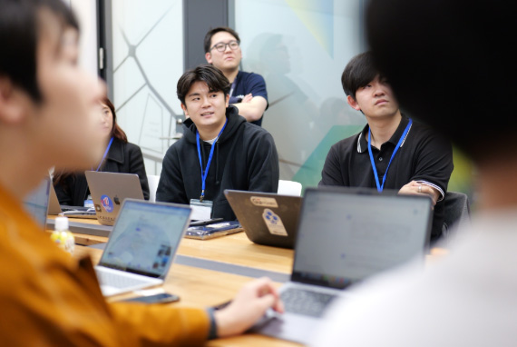 コミュニティで議論・交流する学生のイメージ